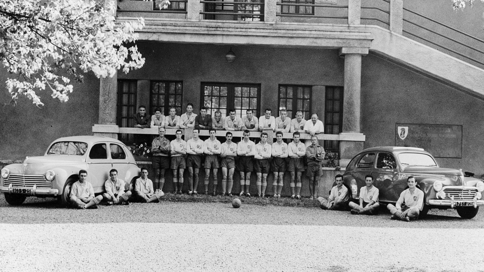 27 - A - 1952-1953 - pros et Lionceaux devant le bungalow du Stade Bonal (1).jpg