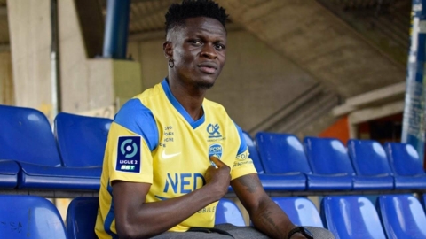 Doumbia maillot coeur.jpg